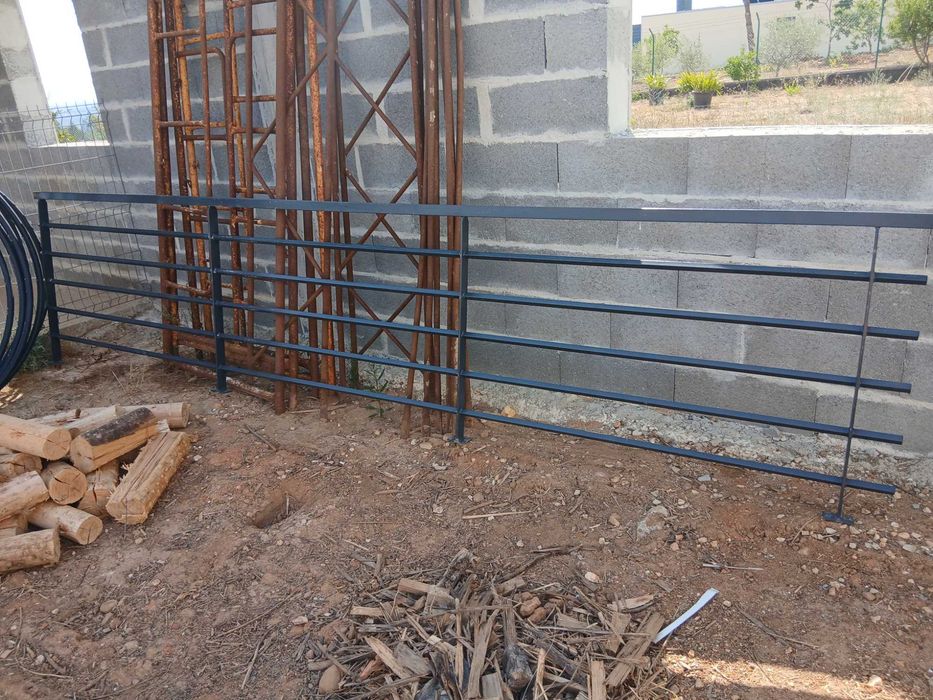 Grade de ferro pintada