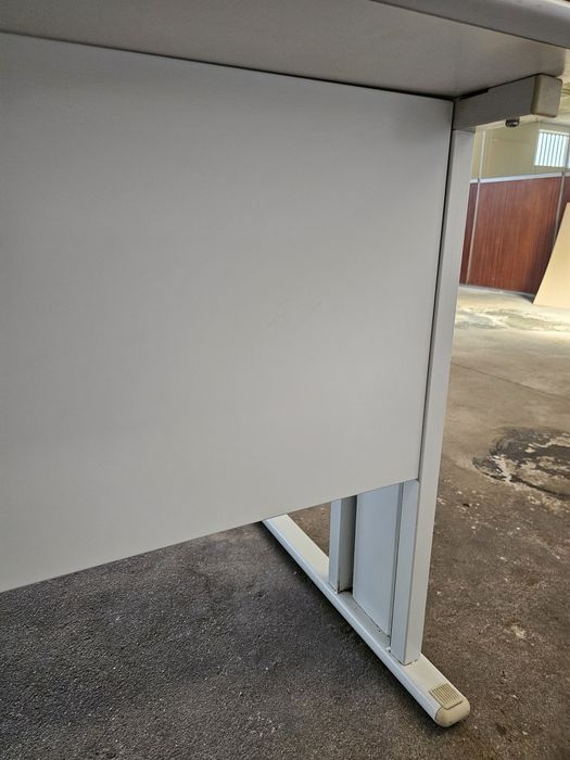 Secretária de Escritório Robusta 180x80 cm – Estrutura Metálica | Bom Estado