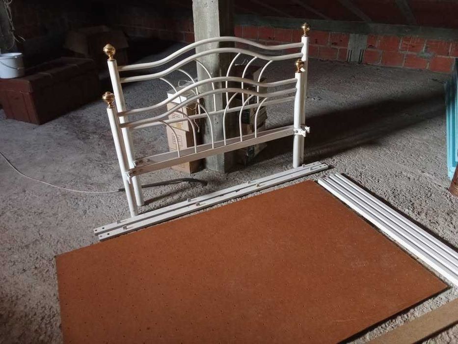 Cama de Metal em Branco