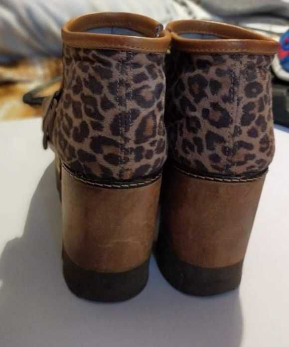 Botas em pele com plataforma