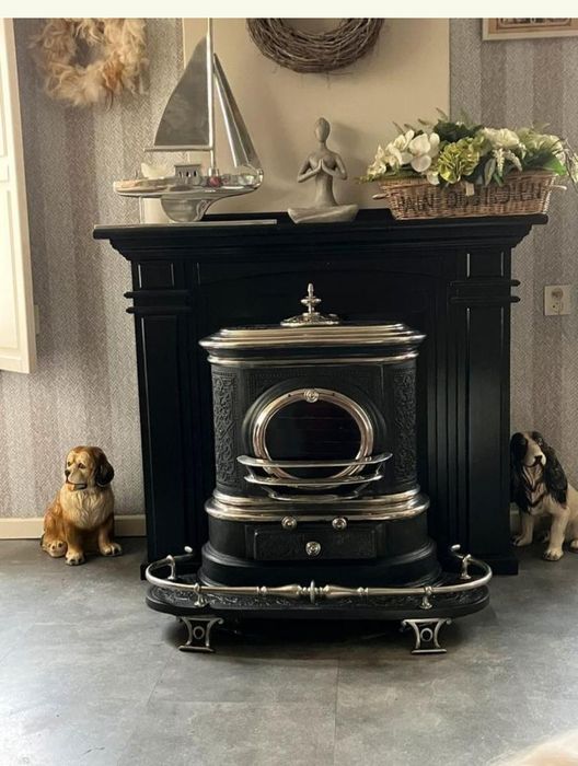 Piękny kominek żeliwny