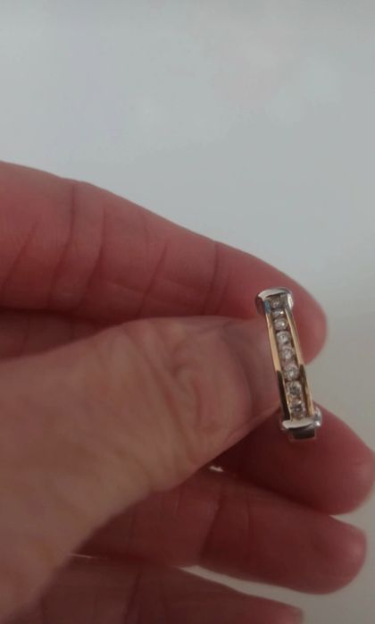 Złoty kolczyk z diamentami 585