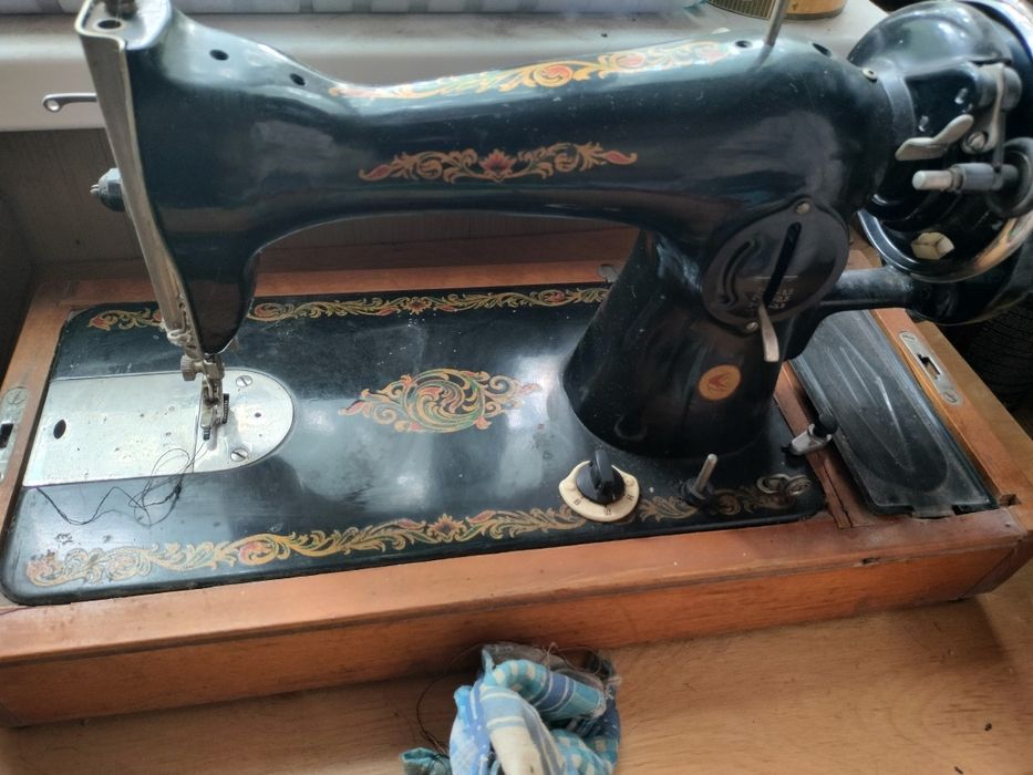 Машинка швейная продаю