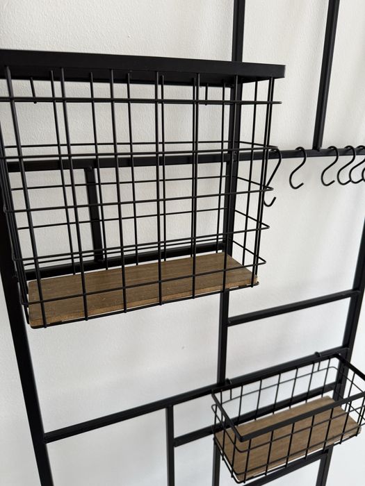 Estante preto em aço