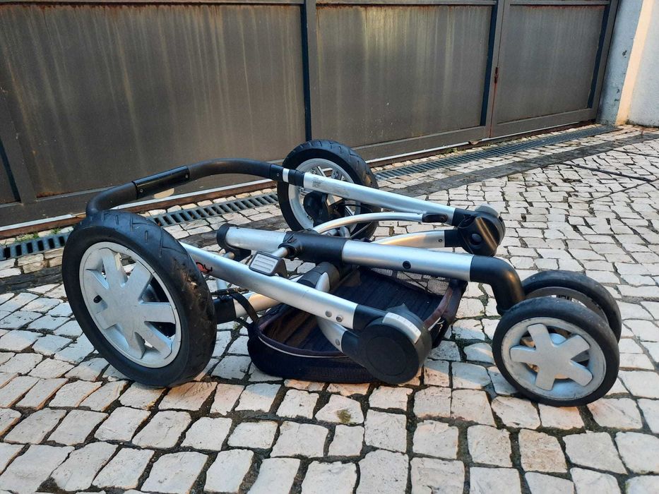 Conjunto maxi-cosi: carro, ovo, cadeirinha, e alcofa.