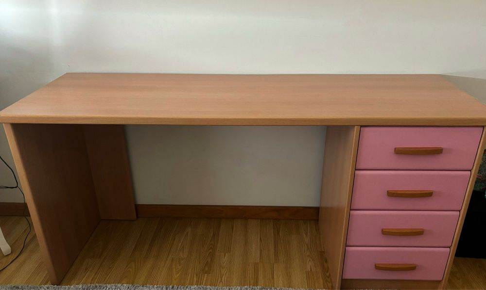 Secretária de madeira com gavetas