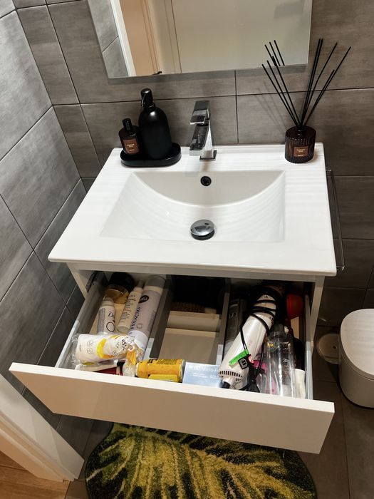 Armário de casa de banho com lavatório, torneira, espelho e luz