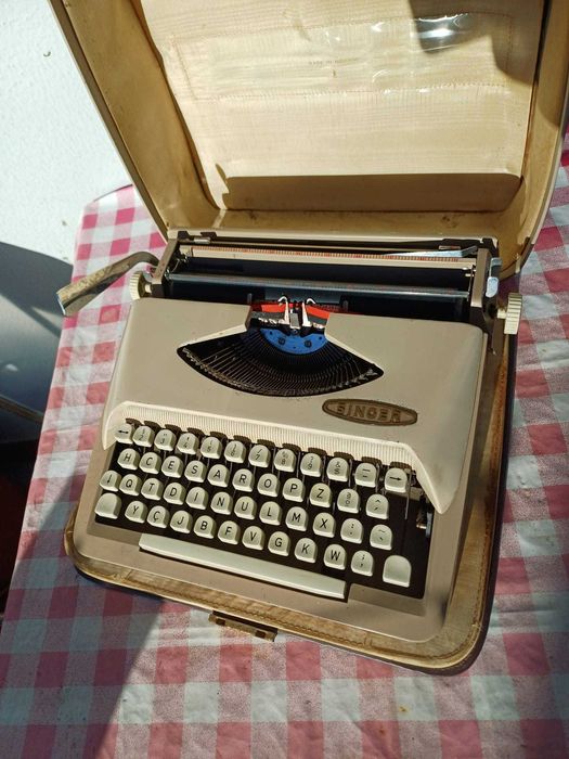 Maquina de escrever Singer Modelo T-3