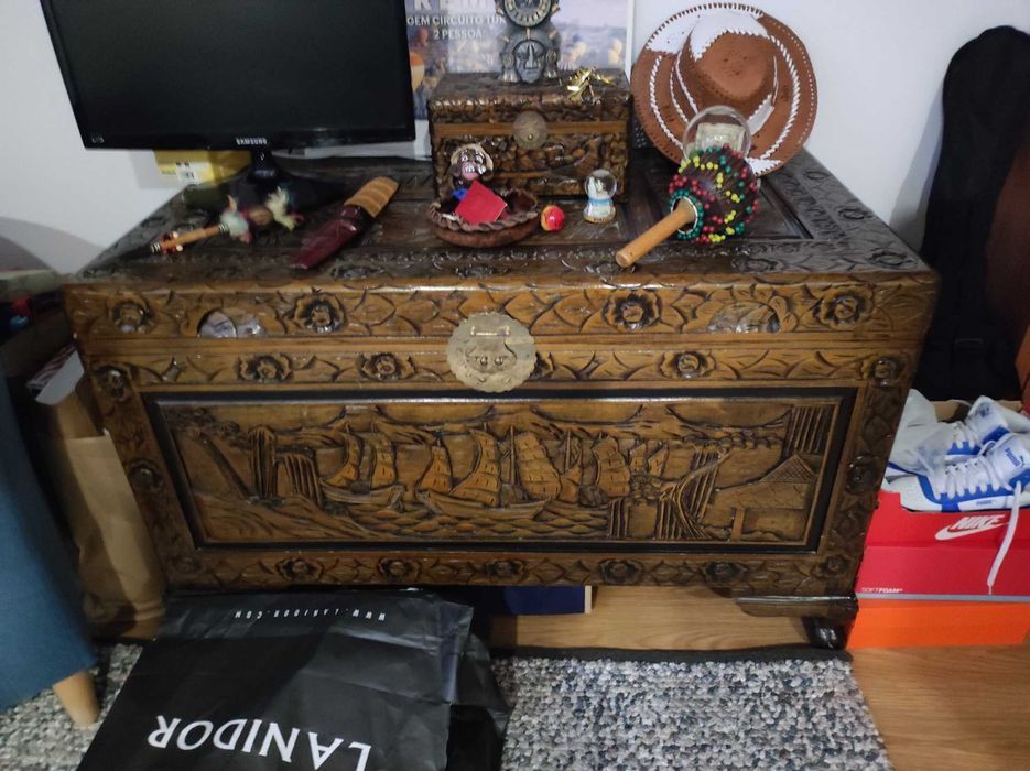 Arca trabalhada, de coleção, madeira (oferta báu mais pequeno)