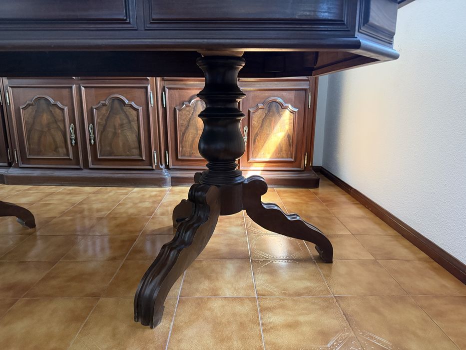 Mesa de jantar de madeira