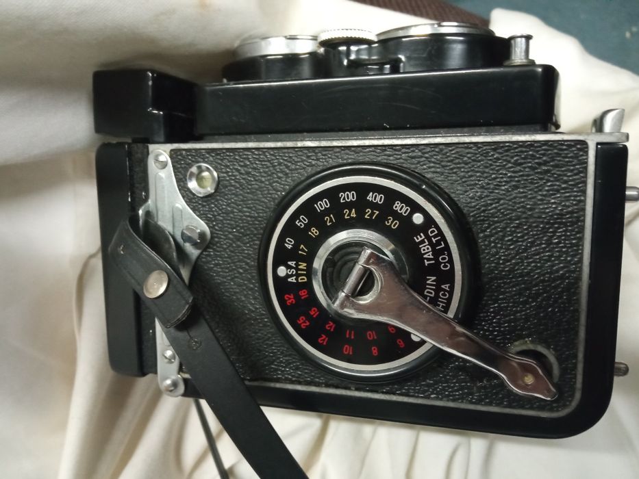 Máquina fotográfica Yashica Mat.A funcionar, relíquia.
