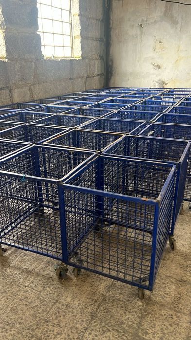 Carrinhos em ferro em bom estado