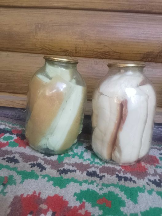 Продам сало,в банках .