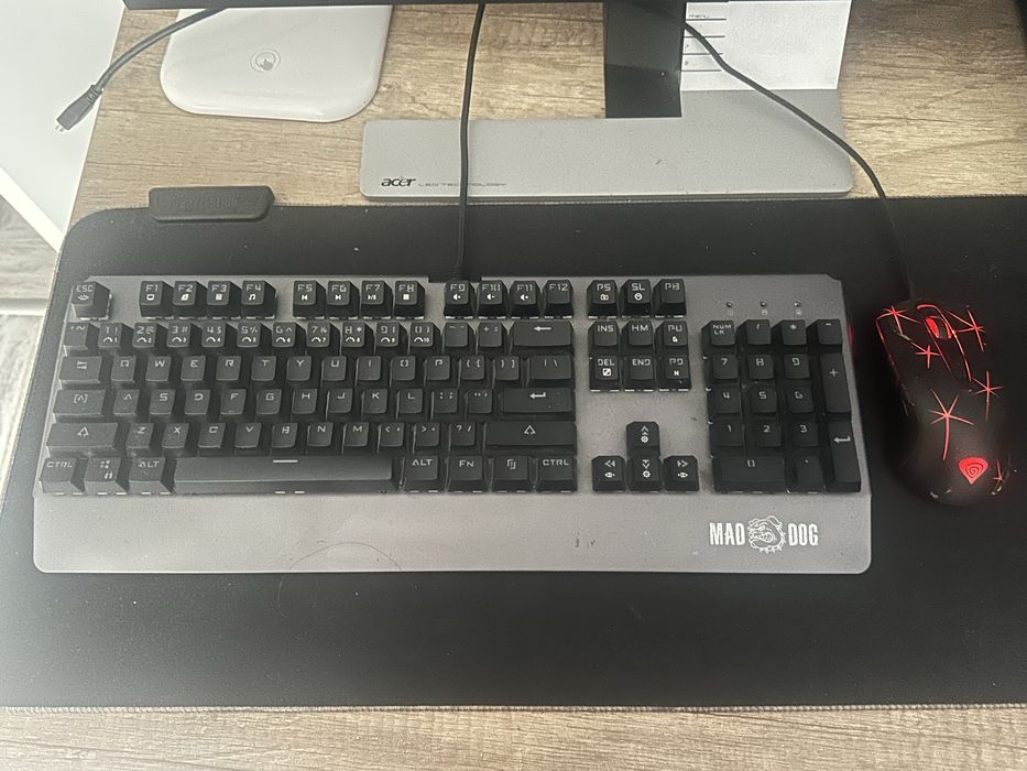 Monitor myszka gamingowa i klawitura