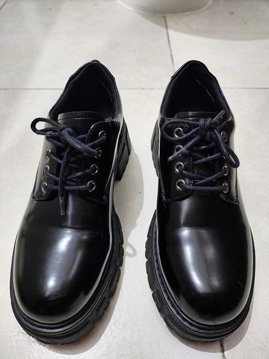 Sapatos pretos verniz estilo "Oxford"