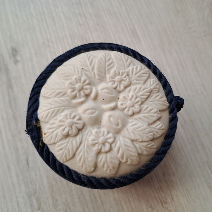 Pudełko pojemnik na biżuterię granatowe porcelanowe biskwitowe wieczko