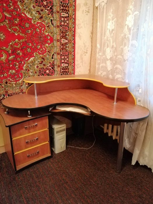 Угловой компьютерный стол