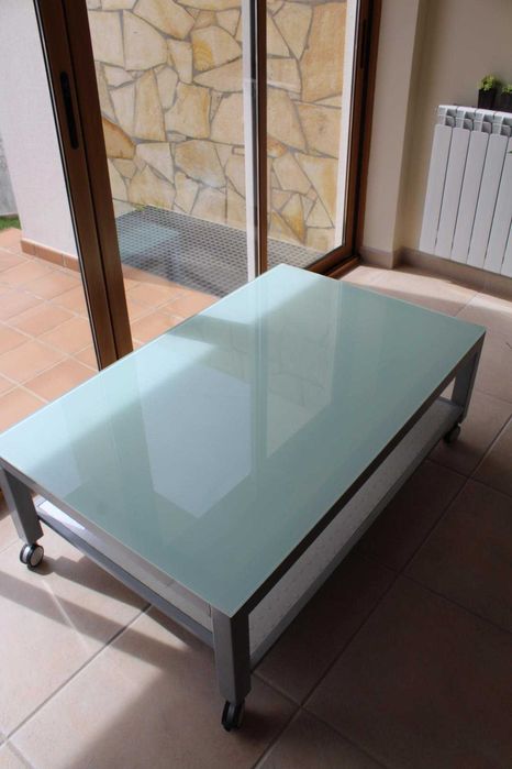 Mesa baixa com tampo de vidro