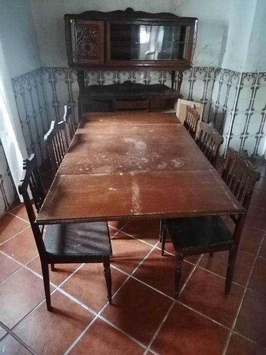 Mesa extensível e cadeiras