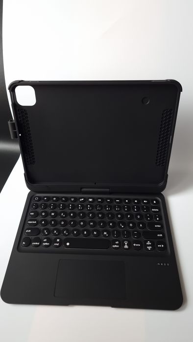 Etui z podświetlaną klawiaturą QWERTZ i touchpadem do iPad Air 11” (M3