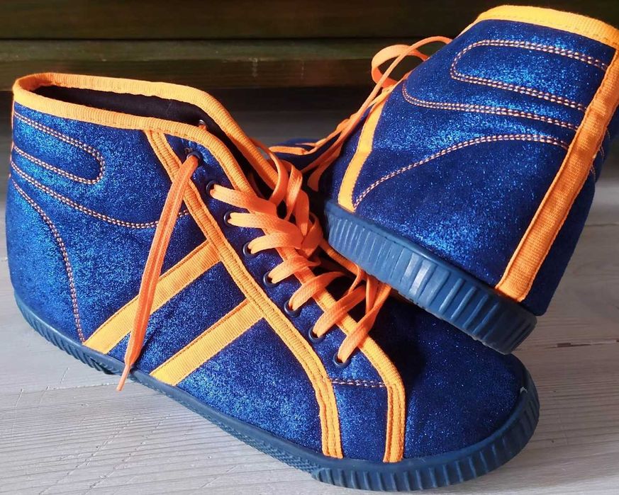 Trampki, buty sportowe za kostkę.