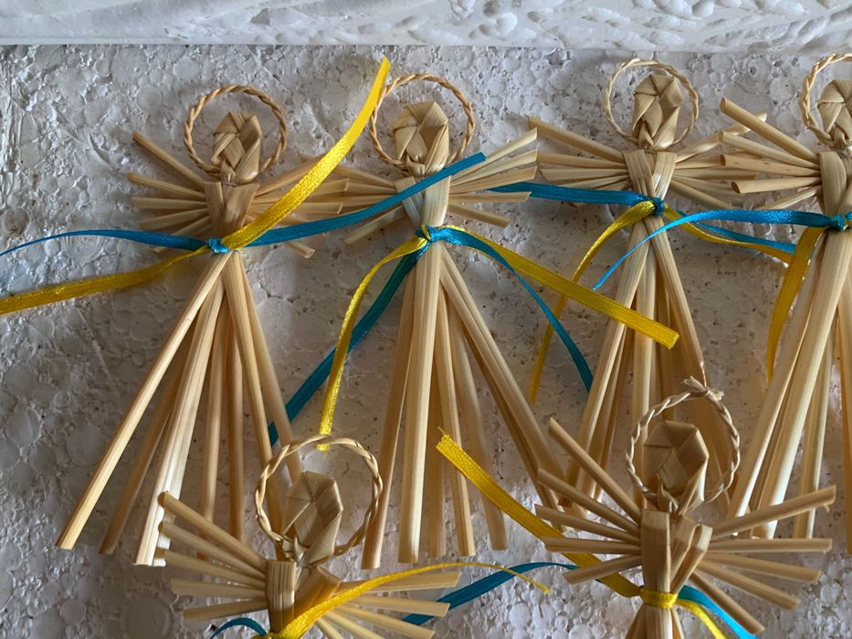 Соломяні різдвяні обереги ручної роботи