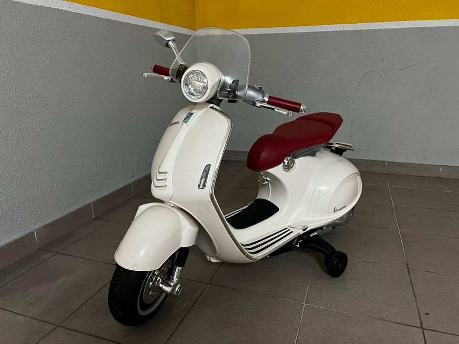Mota eletrica vespa (semi nova para criança)