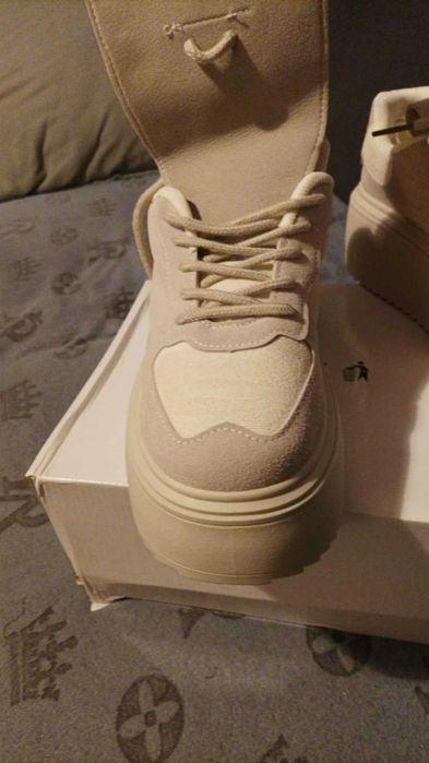 Sneakersy damskie kremowe na platformie.