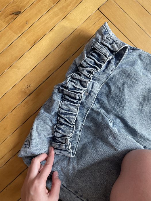 Джинсы с защипами на резинке