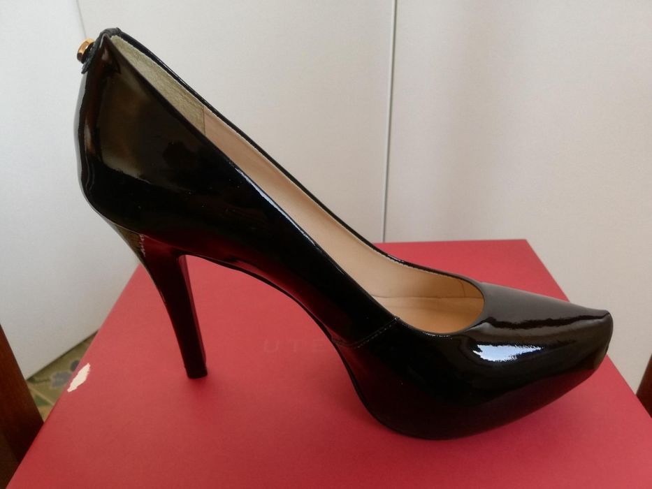 Sapatos em verniz em preto