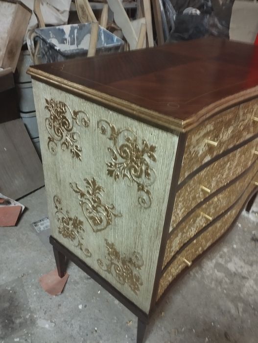 Cómoda decorada a folha de ouro
