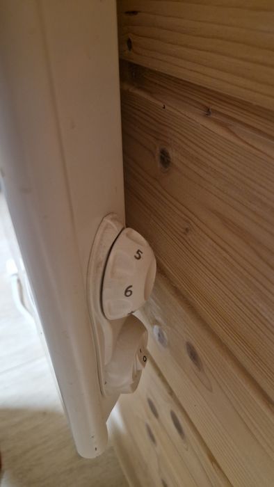 Grzejniki elektryczne naścienne z termostatem.1500W,750W,500W