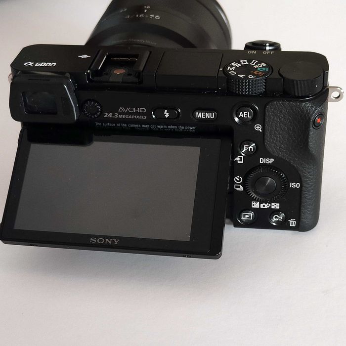 Câmara Sony a6000 + Sony Zeiss 16-70mm f/4 + extras, perfeito estado