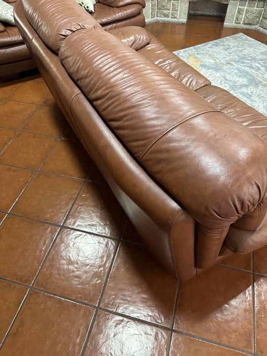2 sofas em pele