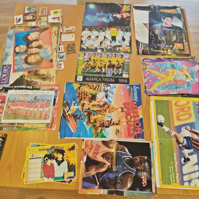 Posters, calendários e autocolantes antigos (anos 80 e 90)