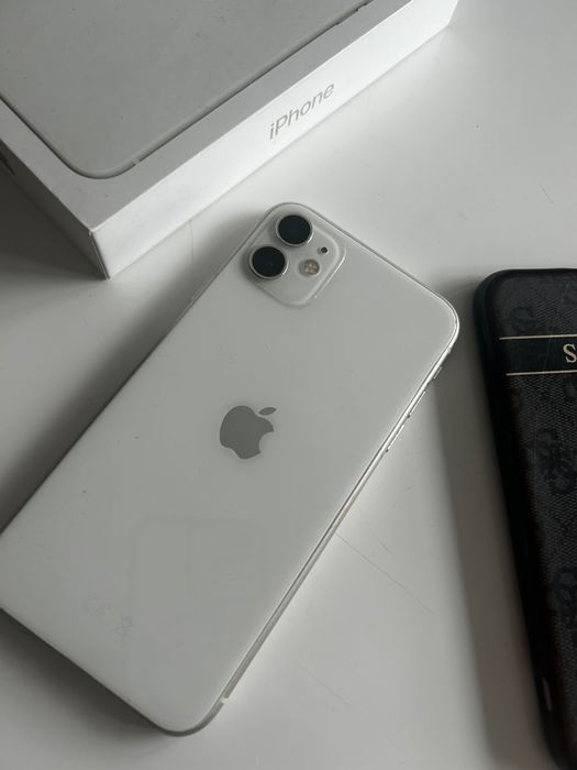 iPhone 11 biały z etui guess