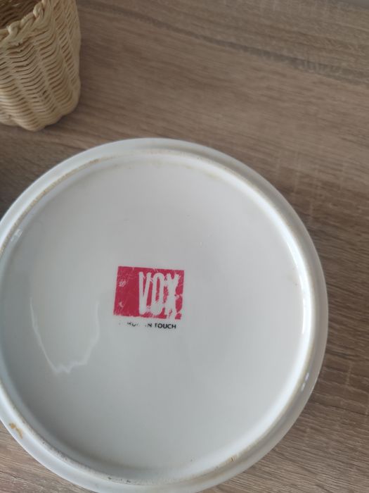 Dwie ceramiczne podstawki, koszyczek