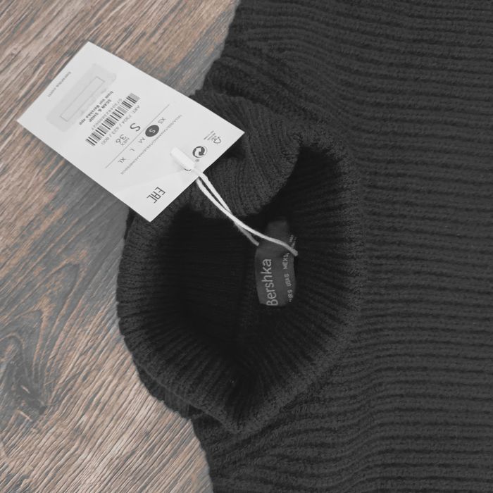Кофта під шию  Bershka  нова   М.