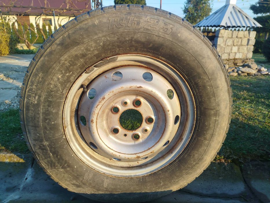 Komplet kół stalowych z oponami w rozmiarze 215/75 R16.