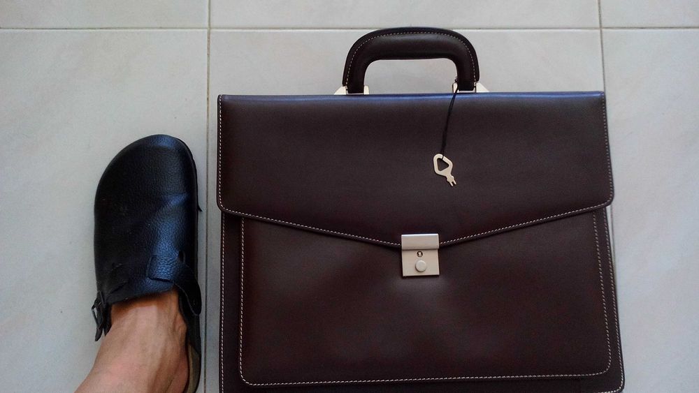 Mala de executivo nova em caixa com bloco de notas castanho