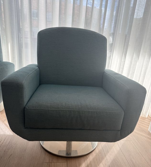 Dois cadeirões giratórios