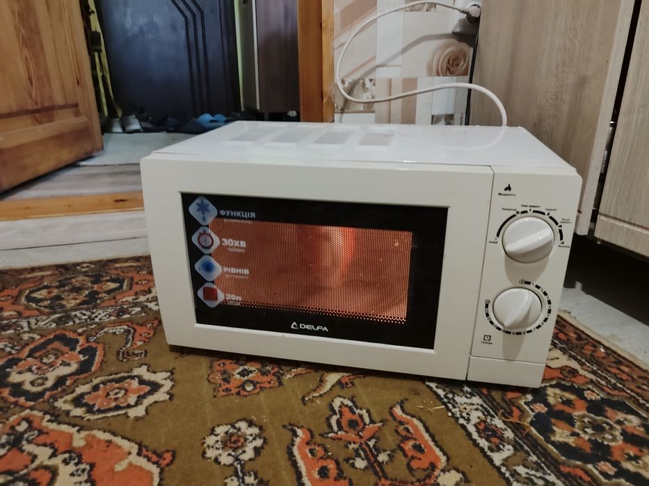 Микроволновка Delfa m20fw (полурабочая)  под ремонт