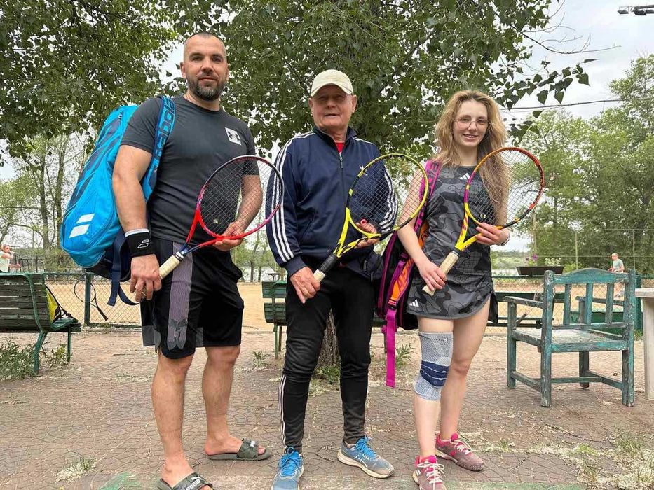Тренер по Большому тенису-700гр.в час с кортом. можно 2-3 человека
