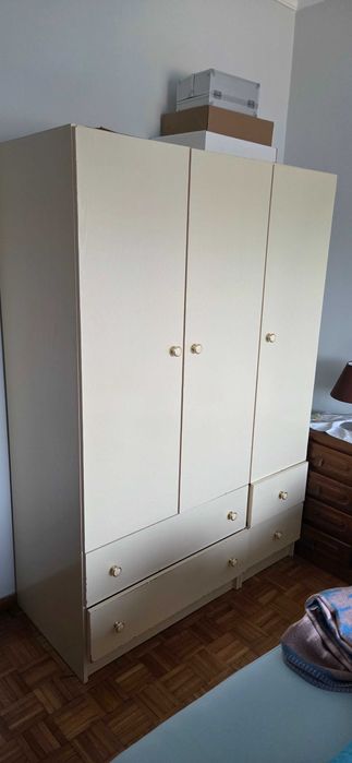 Mobília de quarto completa (camas + guarda‑roupas + cómoda)