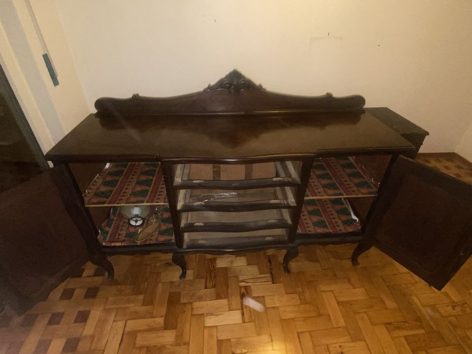 Móvel antigo em madeira de nogueira