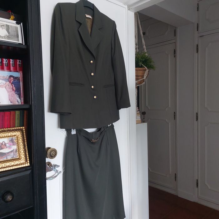 Fato de senhora  em tom de verde azeitona