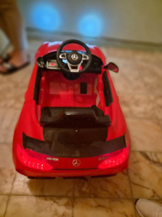 Carro Mercedes AMG com comando-criança