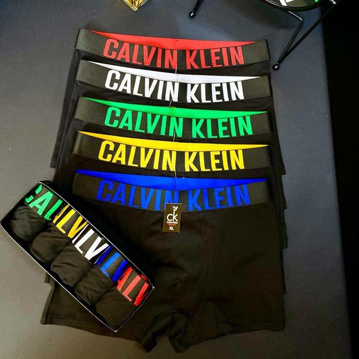 Zestaw 5 męskich bokserek w pudełku prezentowym.