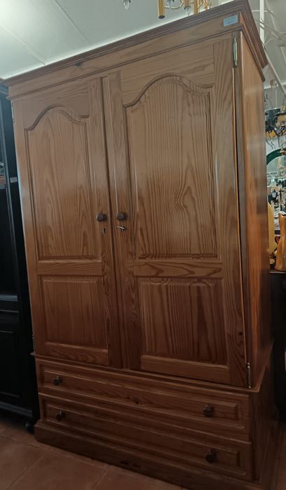 Roupeiro de duas portas e gavetas