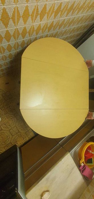 Mesa desdobrável com bancos